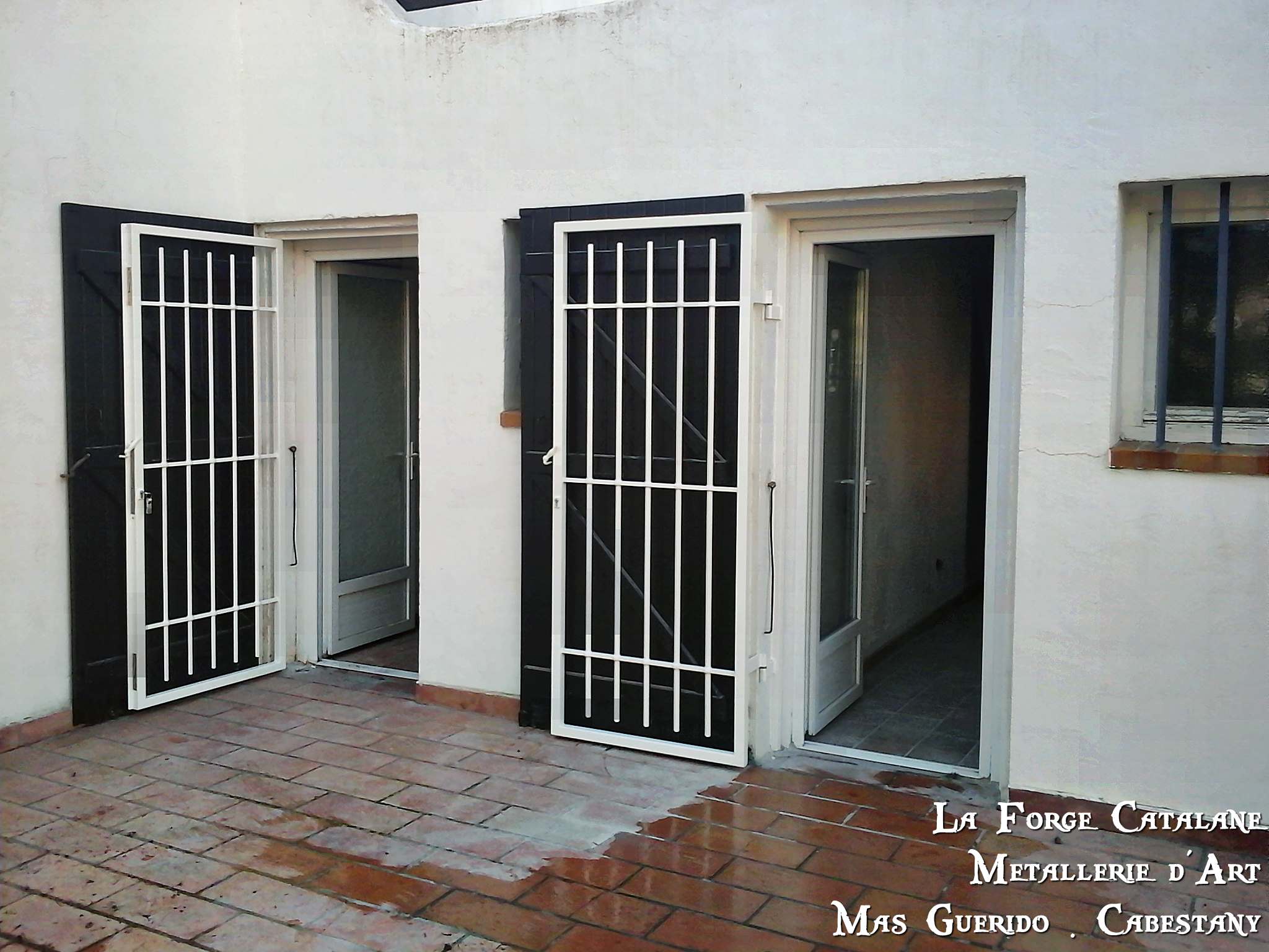 grille protection articulee barreaudage vertical serrure 3 points forge catalane.jpg